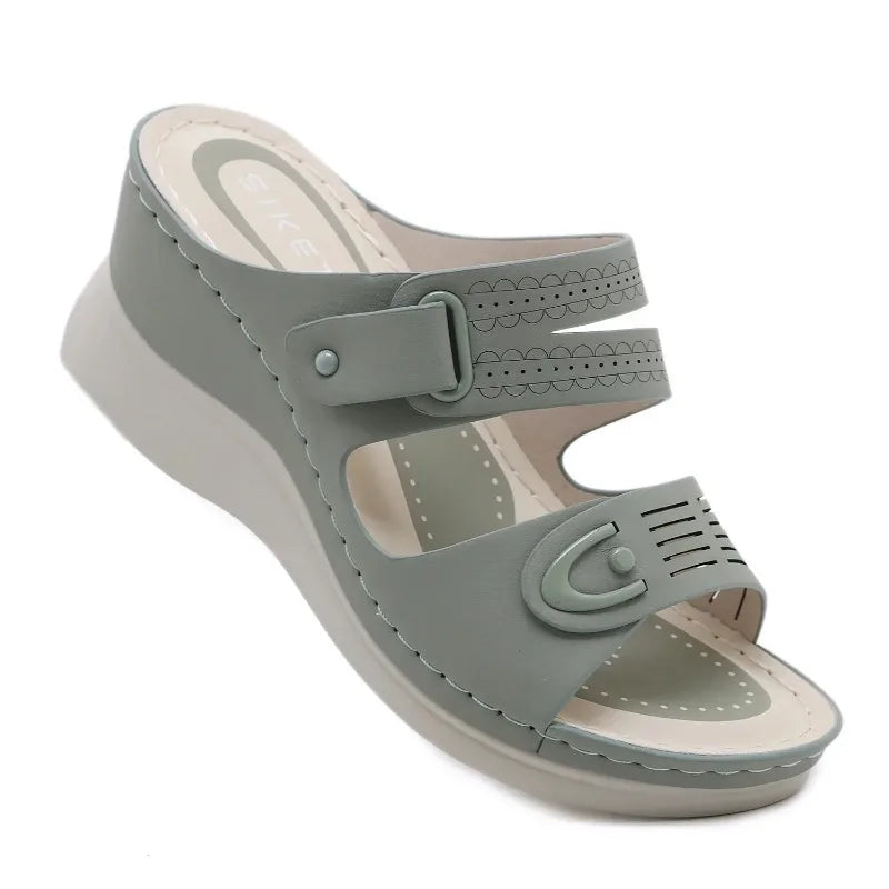 Aramnew BreezePlatform Sandals. Lightweight, breathable and perfect for relaxed beach days or casual outings.