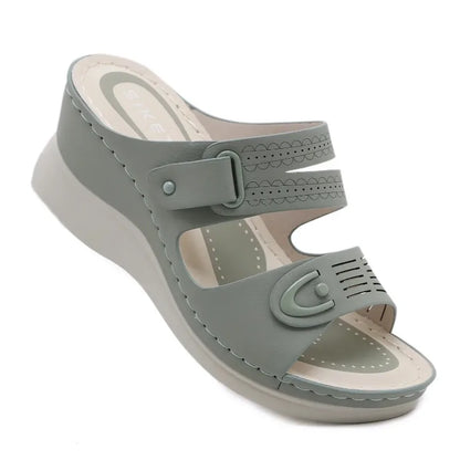 Aramnew BreezePlatform Sandals. Lightweight, breathable and perfect for relaxed beach days or casual outings.