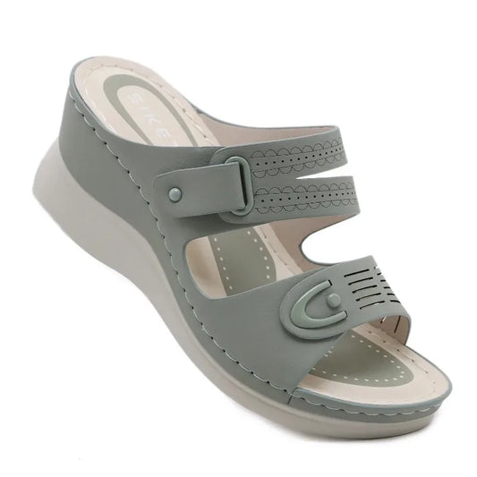 Aramnew BreezePlatform Sandals. Lightweight, breathable and perfect for relaxed beach days or casual outings.