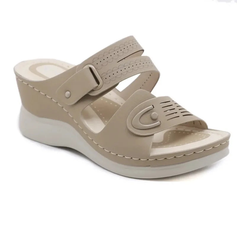 Aramnew BreezePlatform Sandals. Lightweight, breathable and perfect for relaxed beach days or casual outings.