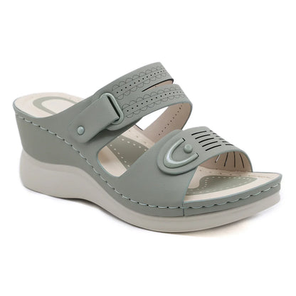 Aramnew BreezePlatform Sandals. Lightweight, breathable and perfect for relaxed beach days or casual outings.