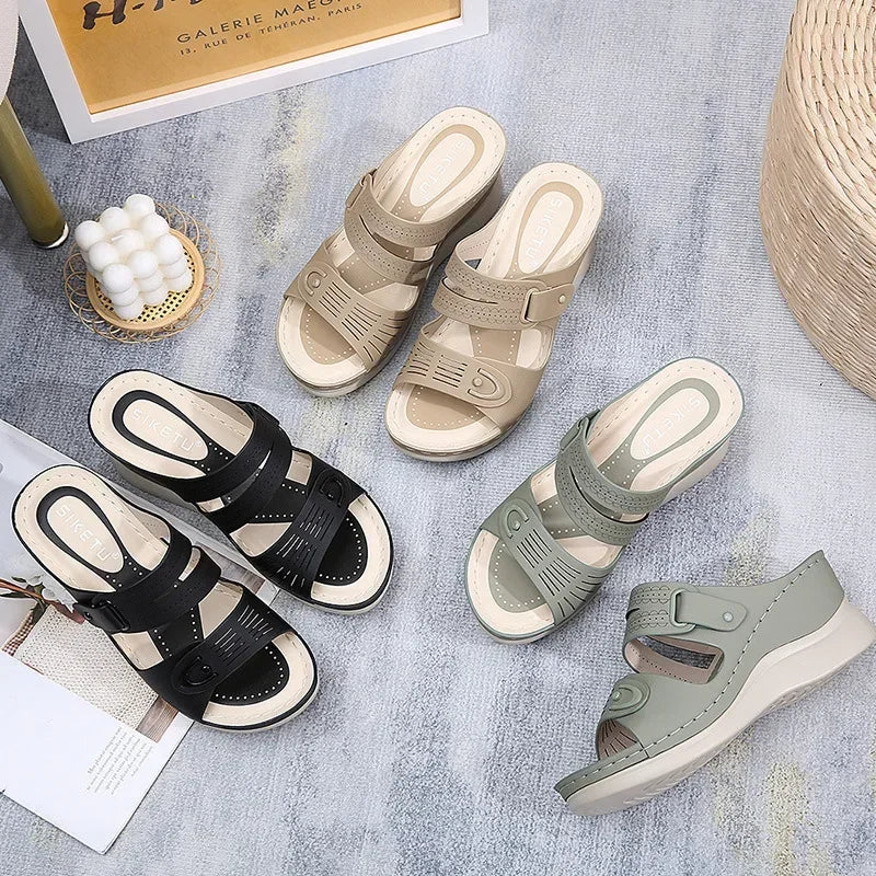 Aramnew BreezePlatform Sandals. Lightweight, breathable and perfect for relaxed beach days or casual outings.
