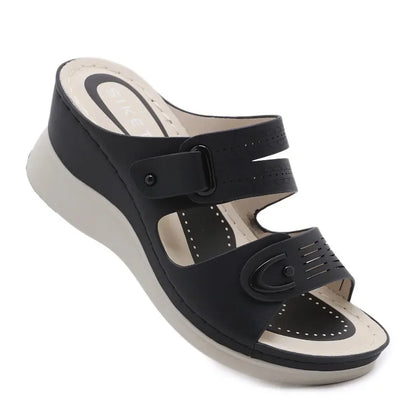 Aramnew BreezePlatform Sandals. Lightweight, breathable and perfect for relaxed beach days or casual outings.