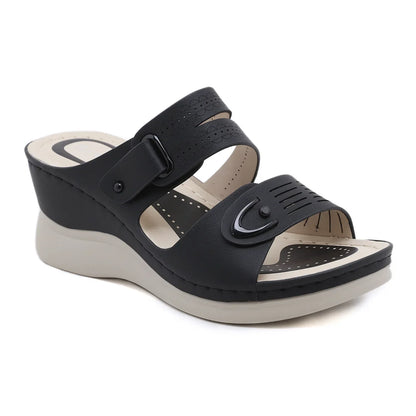 Aramnew BreezePlatform Sandals. Lightweight, breathable and perfect for relaxed beach days or casual outings.