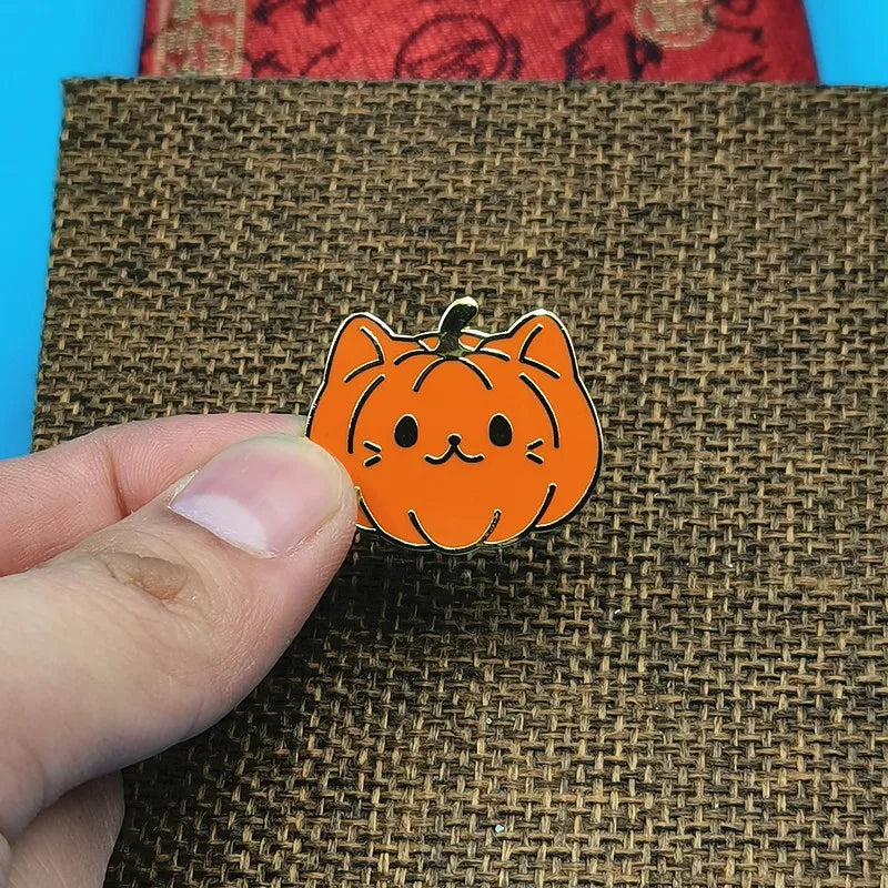🐈‍⬛ Midnight Kitty Pumpkin Brooch A little spooky, a lot of style.