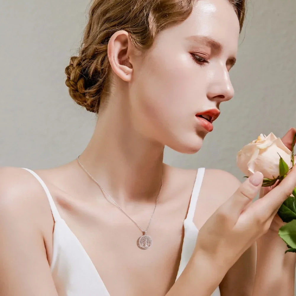 Aramnew Lumière de Vie Necklace Timeless sparkle inspired by the beauty of life itself.