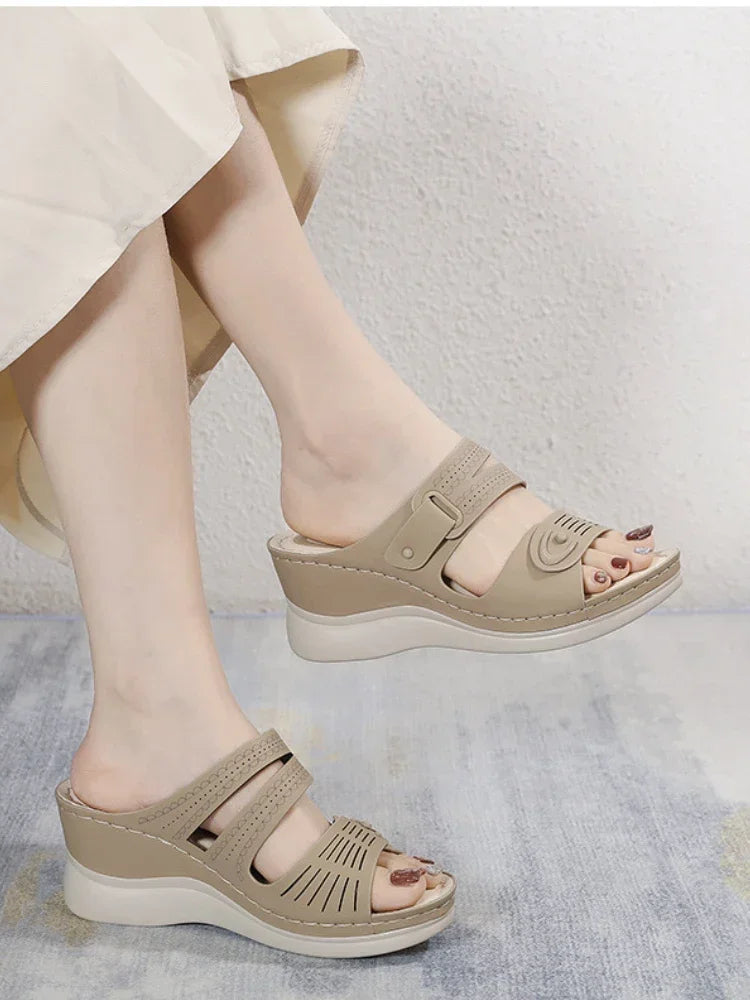 Aramnew BreezePlatform Sandals. Lightweight, breathable and perfect for relaxed beach days or casual outings.