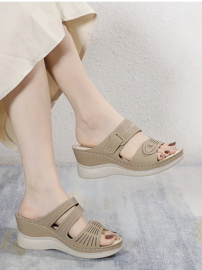 Aramnew BreezePlatform Sandals. Lightweight, breathable and perfect for relaxed beach days or casual outings.